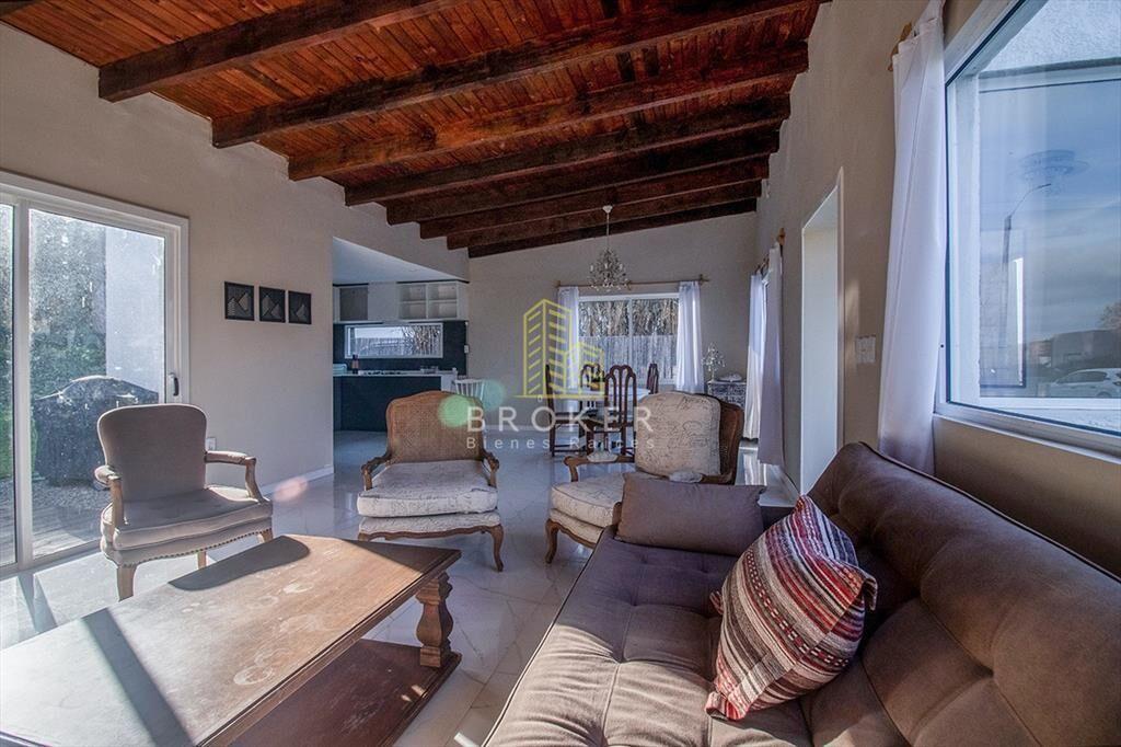 Oportunidad en venta de casa en barrio privado, 3