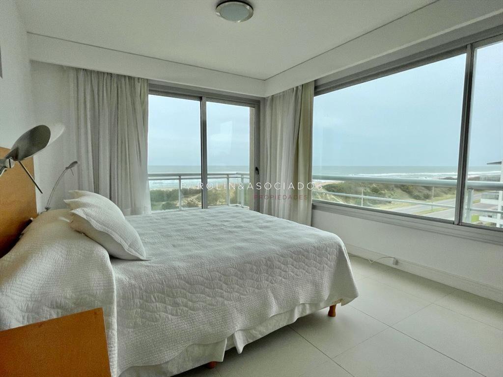 Apartamento 3 suites y dependencia en playa brava