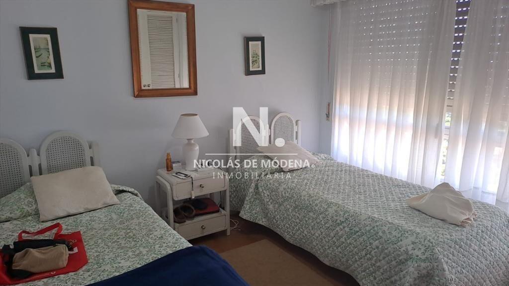 Vende apartamento de 2 dormitorios más servicio
