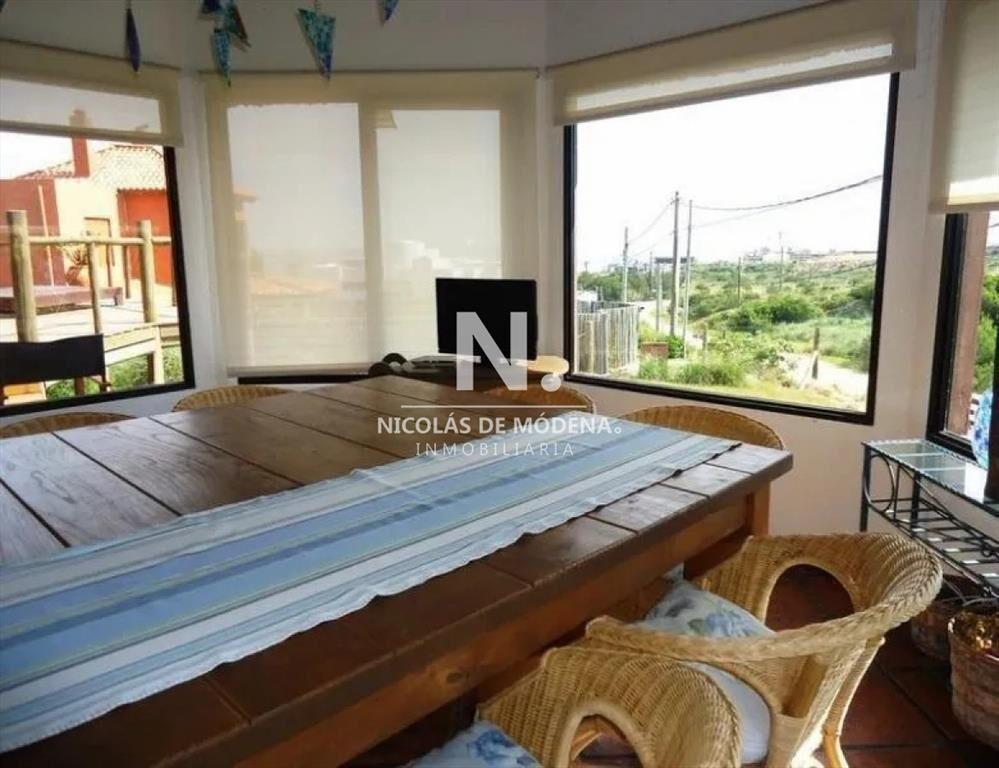 Se vende casa en Manantiales, de 3 dormitorios al