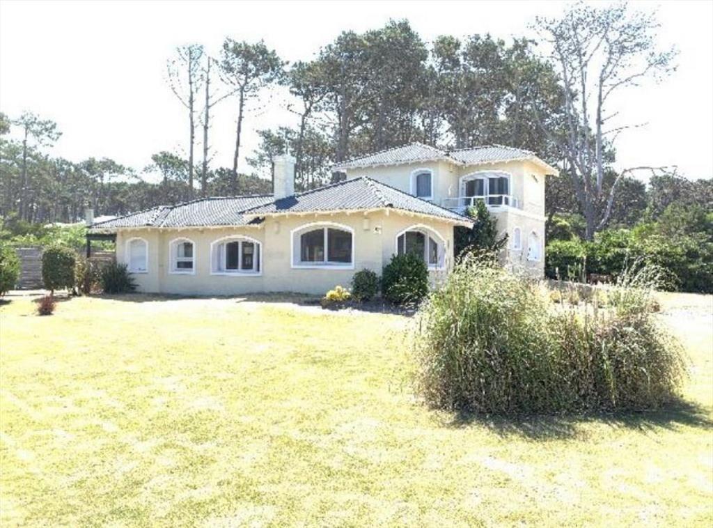 CASA EN VENTA DE 4 DORMITORIOS EN LA BARRA