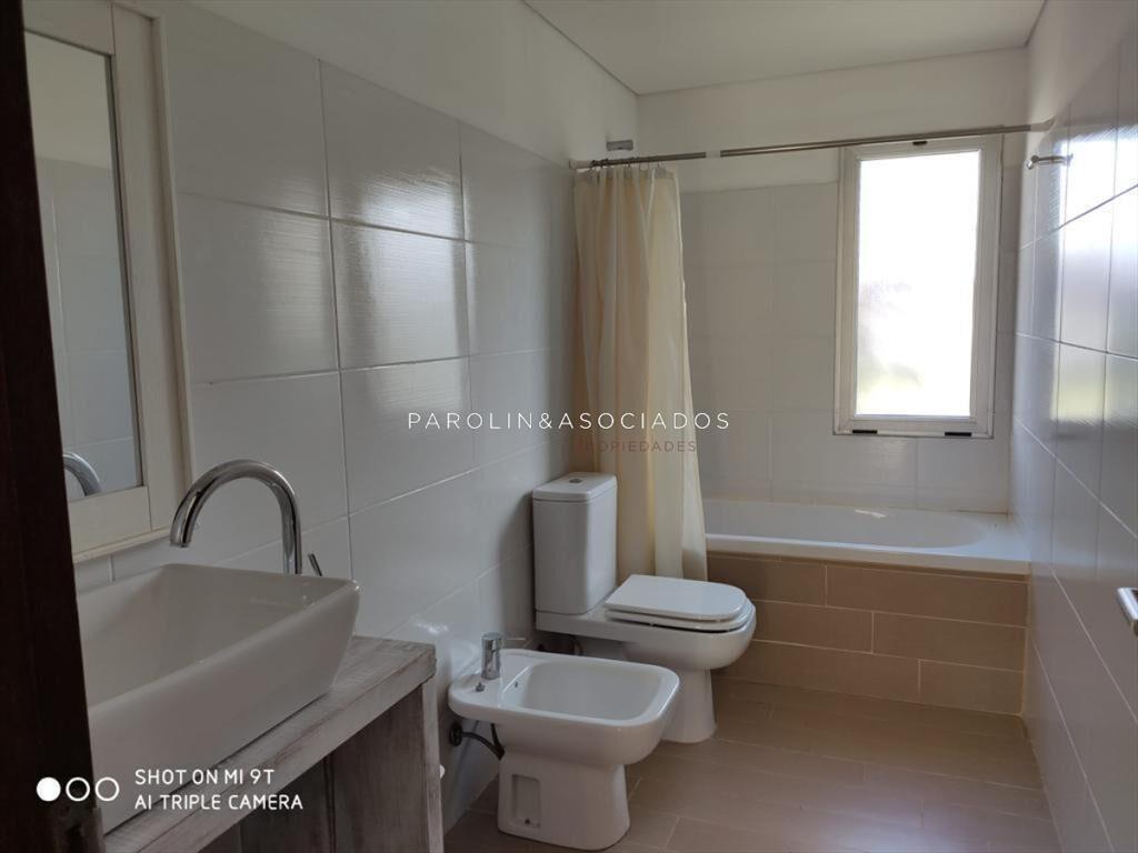 Casa de 3 dormitorios en venta con piscina y vista al mar,