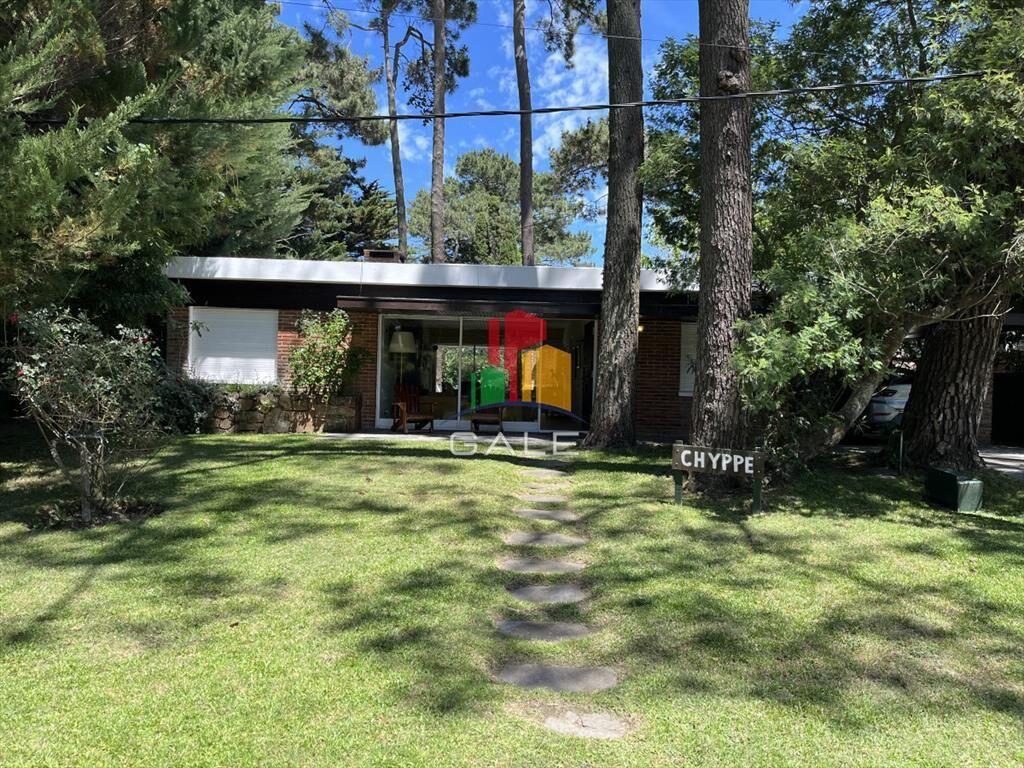 Casa en Playa Mansa, 5 dormitorios y 4 baÃ±os.