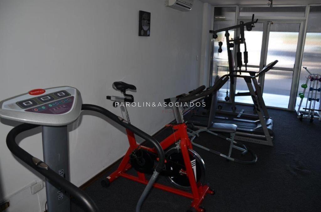 Apartamento sobre Av Roosevelt de 2 dormitorios en Venta
