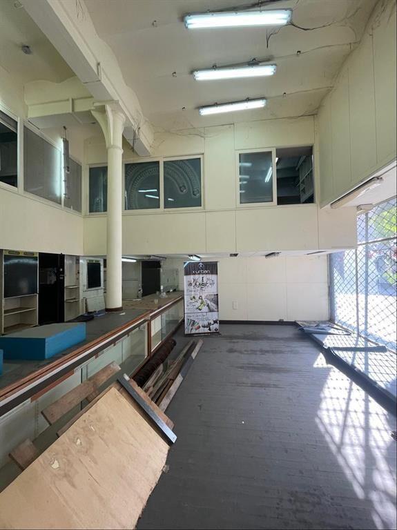 LOCAL COMERCIAL Y OFICINAS SOBRE CALLE CERRO LARGO
