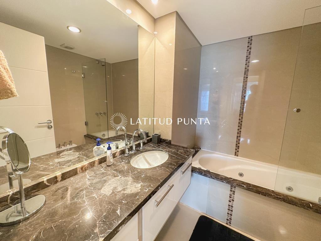 Apartamento en Casino Tower, 2 dormitorios y