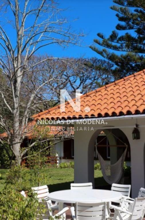 Vende casa en playa brava, Punta del Este de 5