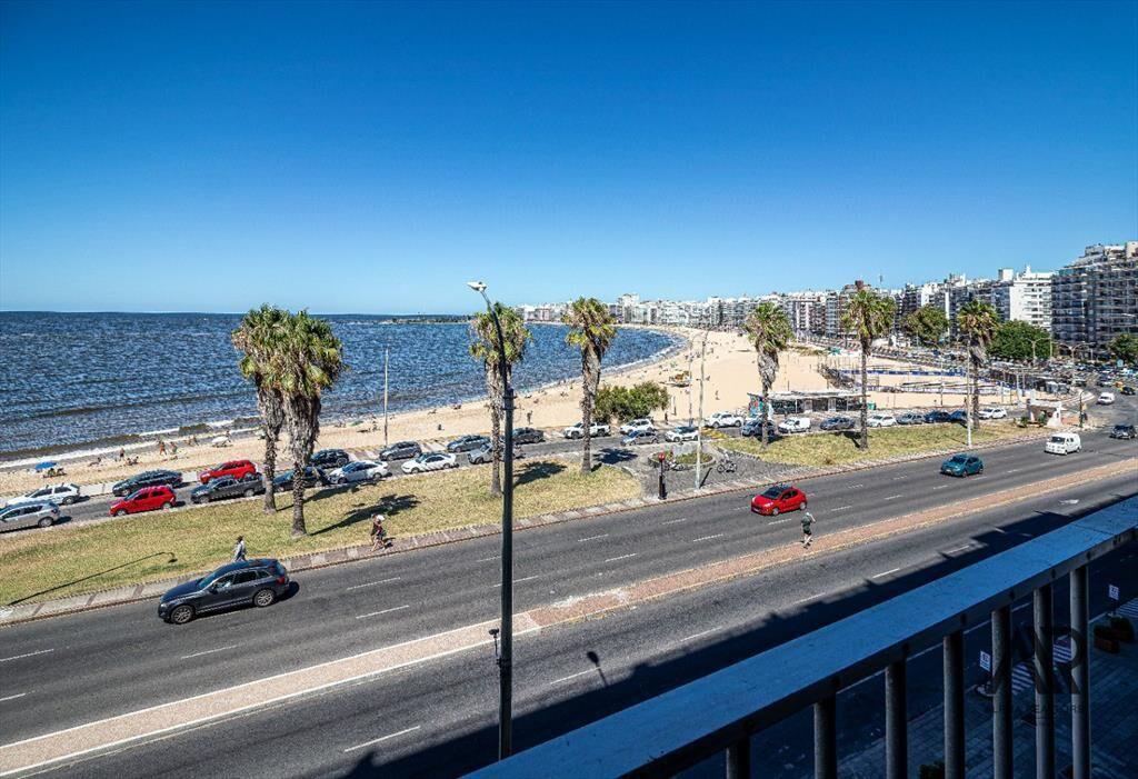 Venta Apartamento 3 dormitorios 3 baños c/cochera y serv...