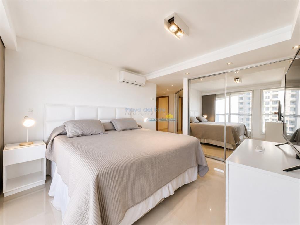 Apartamento de 3 Dormitorios y Dependencia, con y