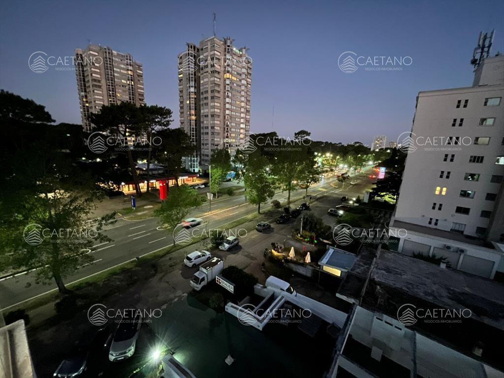 Vende apartamento de 2 dormitorios en Punta del