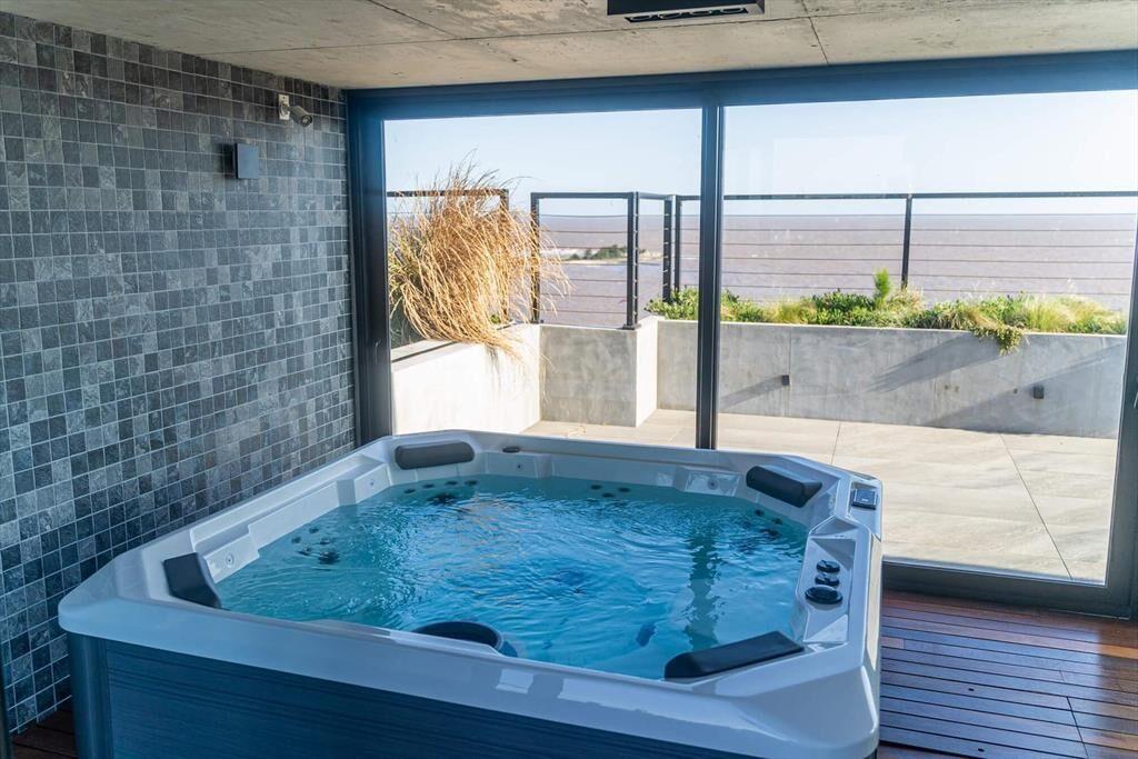 Venta Apartamento dos dormitorios Frente al Mar en Malvin I