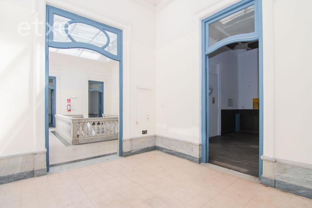 Con Renta Casa con 12 Habitaciones y 2 Locales Comerciale...