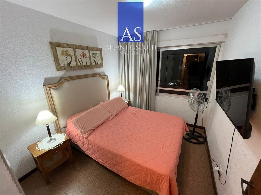 Vende apartamento de 2 dormitorios con terraza y