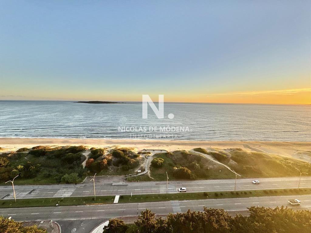 Apartamento frente al mar en Playa Mansa   ? del