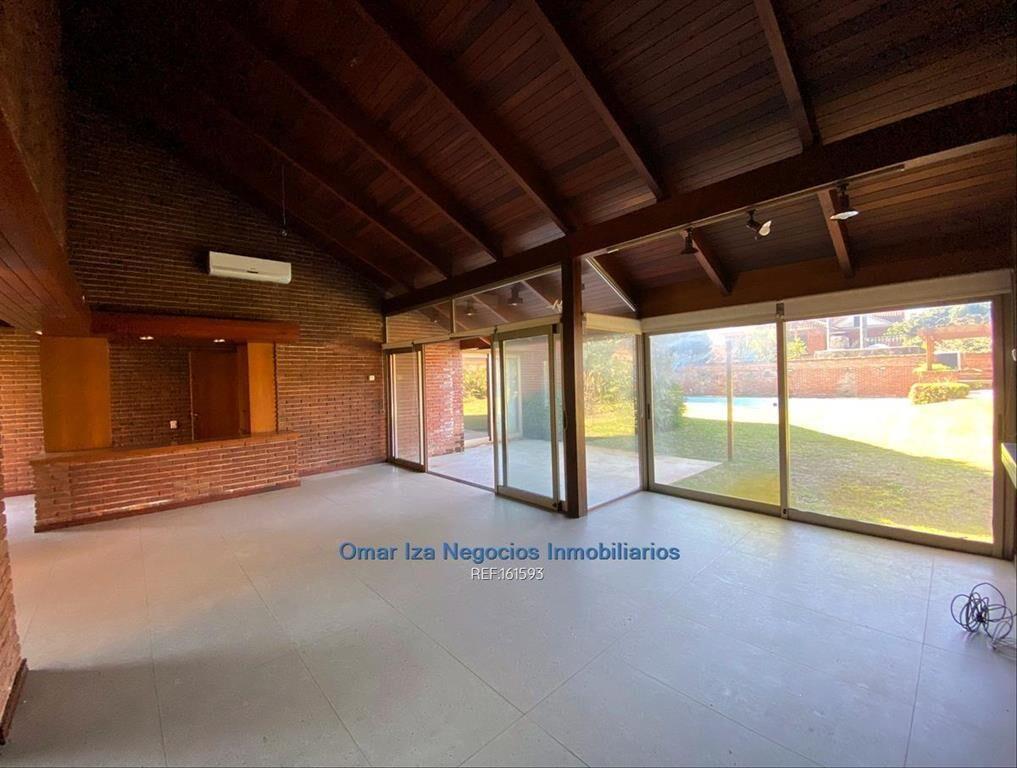 Venta gran casa en Carrasco 4 dormitorios fondo con piscina