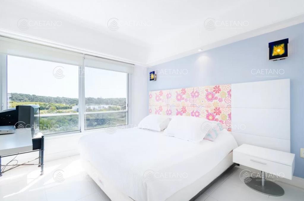 Venta duplex 4 dormitorios playa brava Punta del