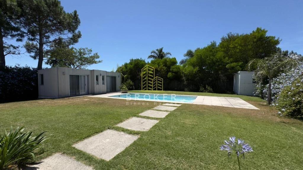 Alquiler anual de amplia y moderna casa en barrio