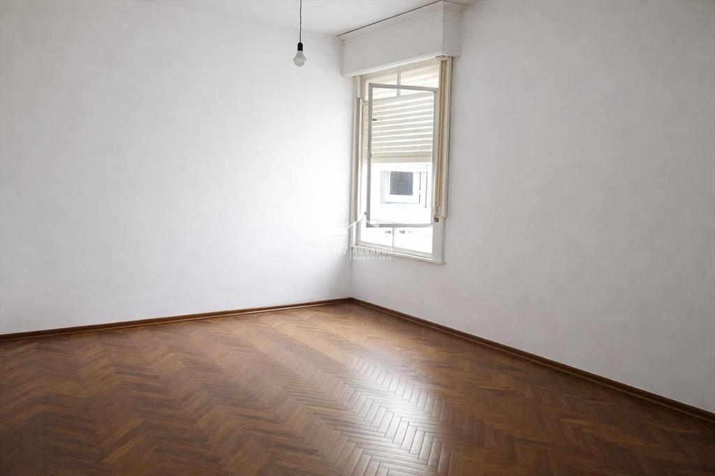 Venta apartamento 3 dormitorios, primer piso por escalera