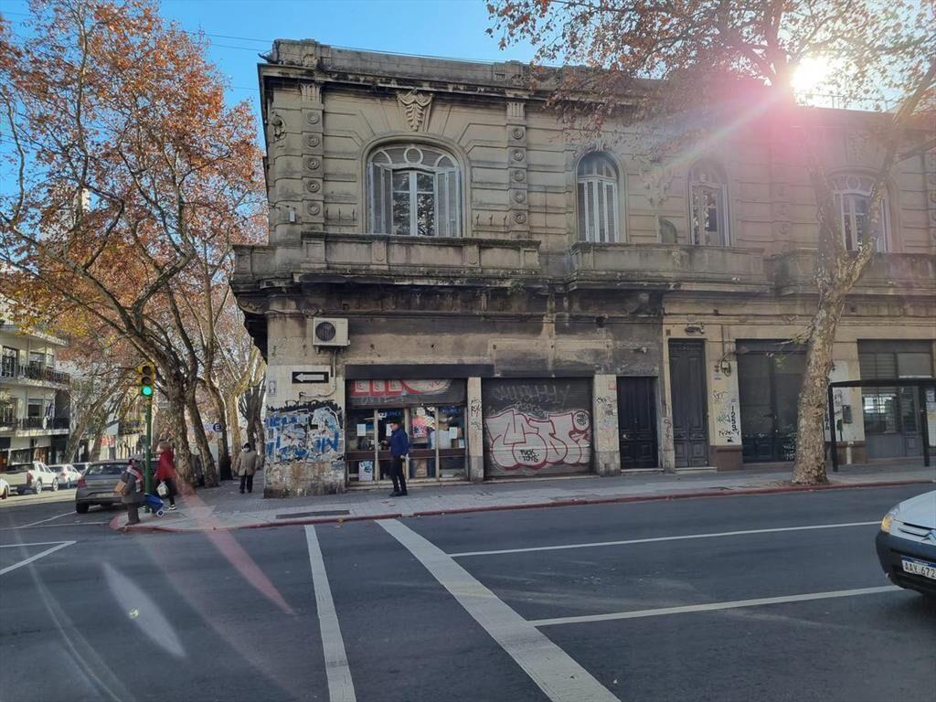 Terreno - Av Uruguay esquina Yi, 235 m2 , 32 mts de frente