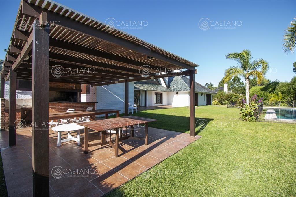 Venta de casa de 4 dormitorios más dependencia y