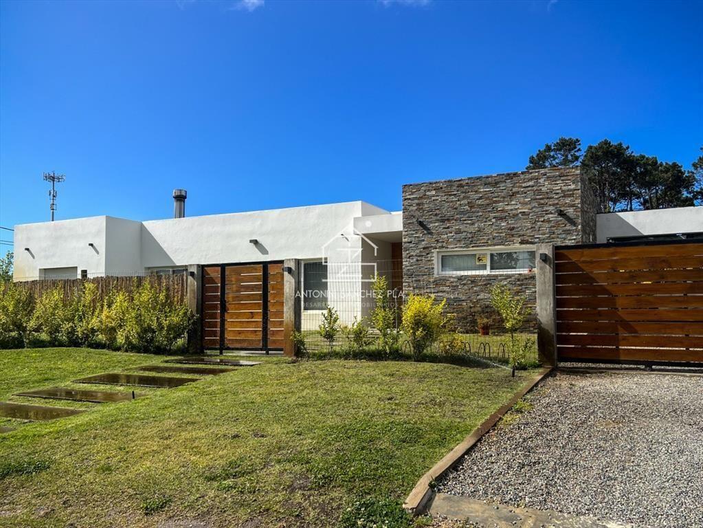 Moderna Casa con piscina climatizada. Barrio Marly. Proxima