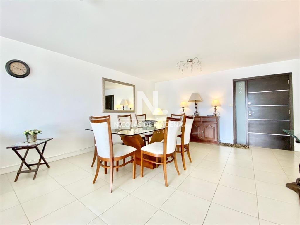 Apartamento de tres dormitorios en venta, Punta