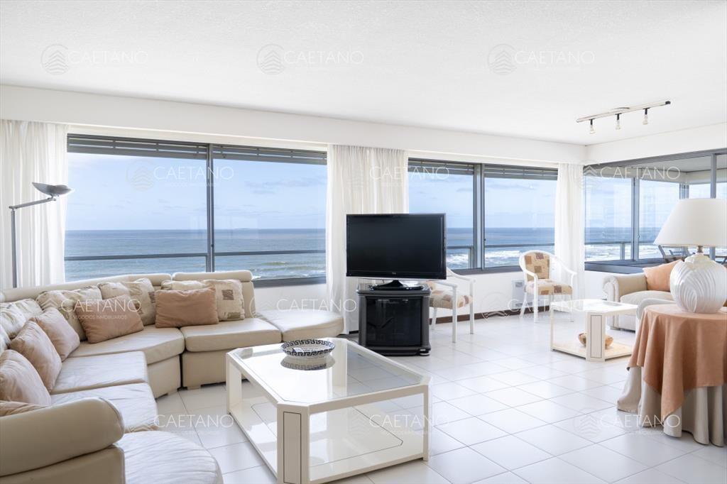 Venta de apartamento de 3 dormitorios y dep. de