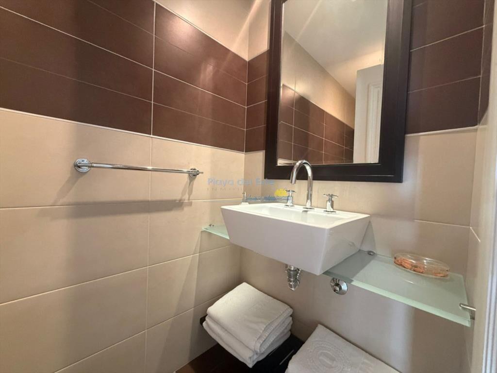 Apartamento de 3 dormitorios en Venta en Punta ,