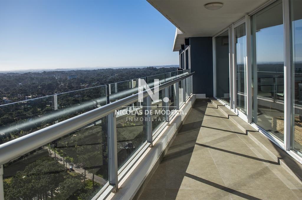 Vende departamento de 3 suites en Punta del Este.