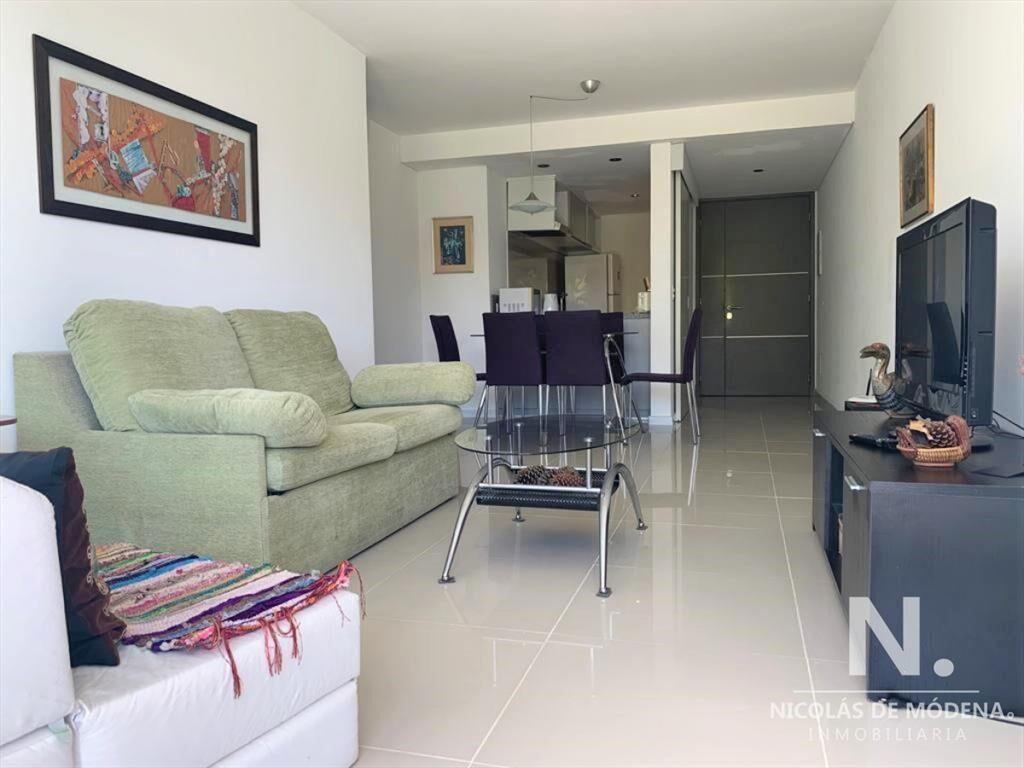 Moderno apartamento de Dos Dormitorios en Venta - Punta del