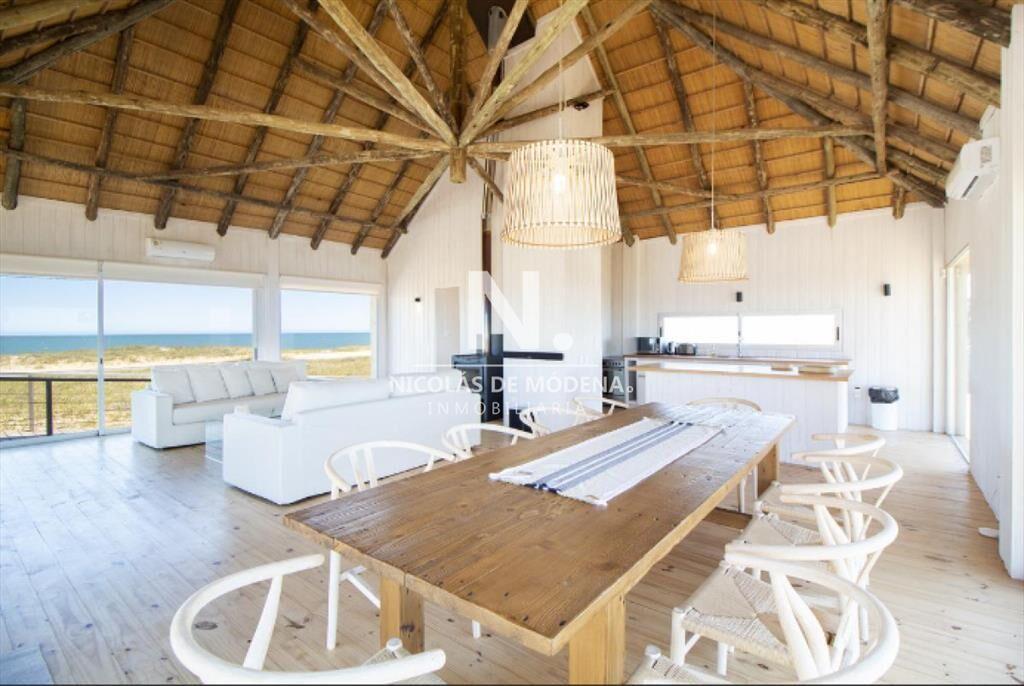 Vende casa con vista al mar de 3 dormitorios en suite, en J