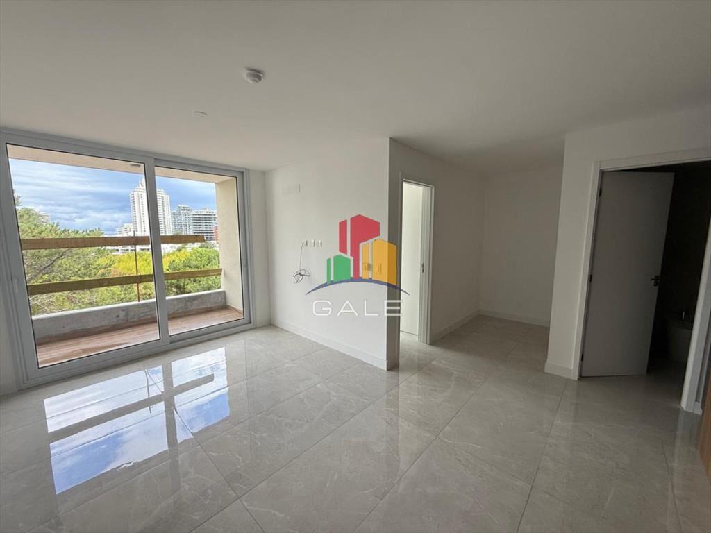 Vende apartamento de 1 dormitorio y medio en Punta del Este