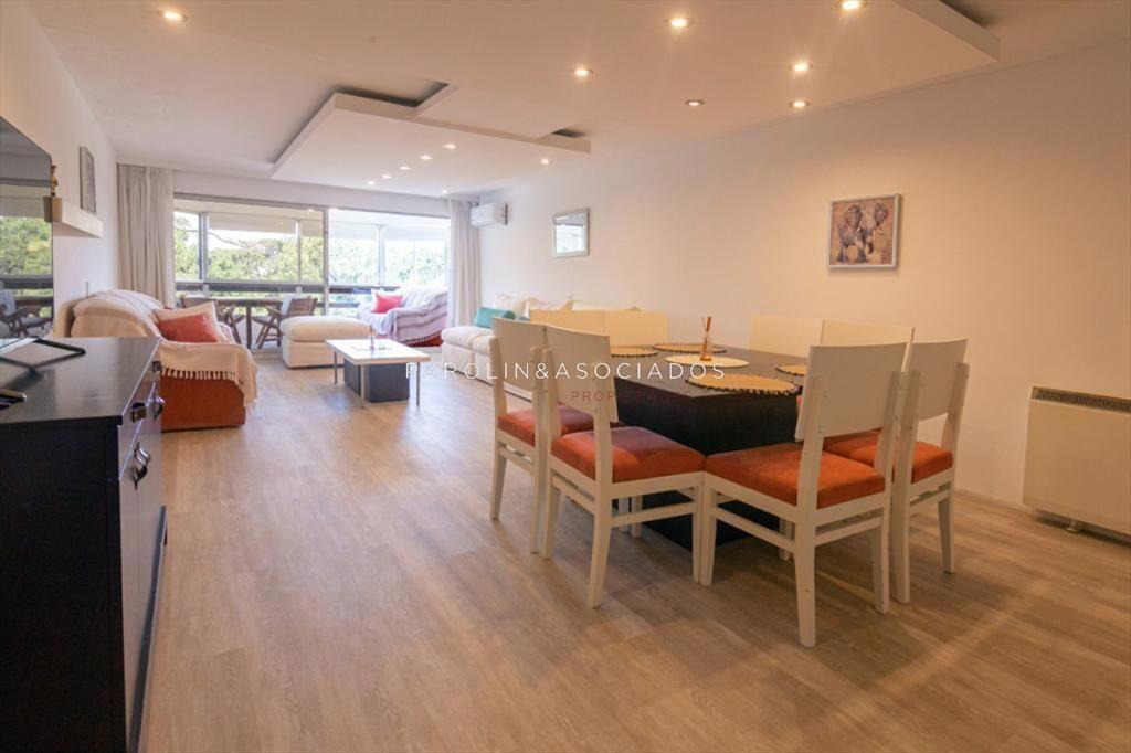 Apartamento en Venta de 3 dormitorios y servicio , Punta de