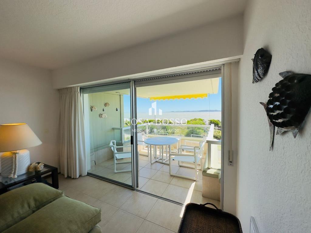 3 dormtiorios, cocina con lavadero, vista al mar.