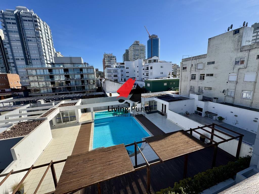 Apartamento en venta en peninsula con parrillero