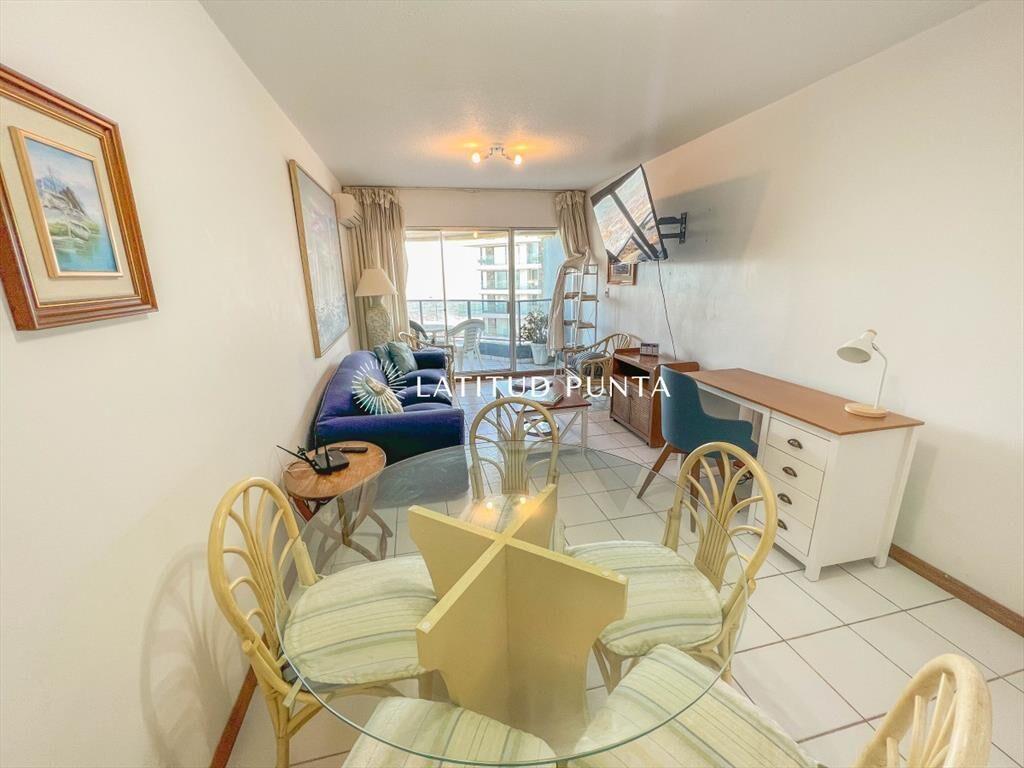 Apartamento con quincho frente al mar.