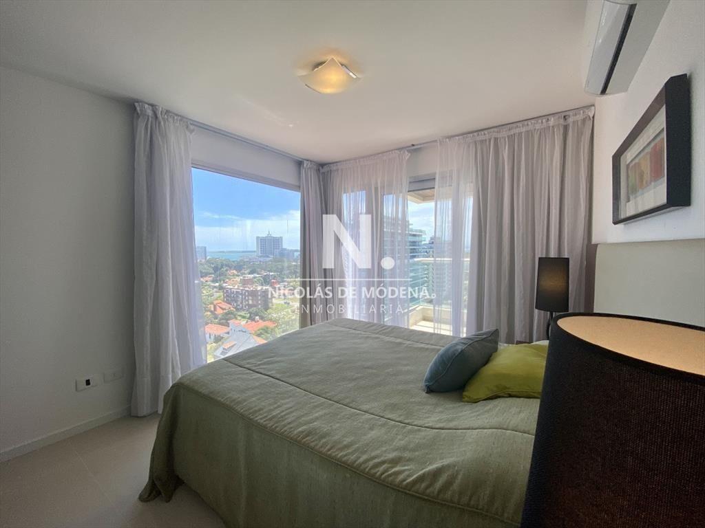 Gran living comedor con salida a amplia terraza con vista y