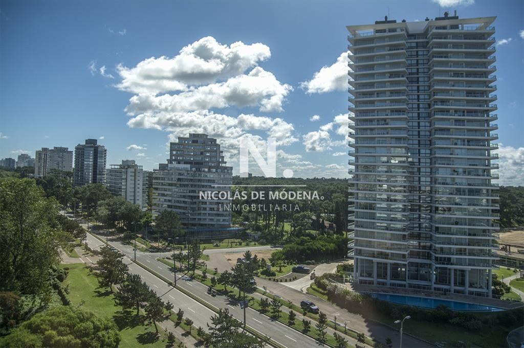 Vende gran apartamento en Brava - Punta del Este