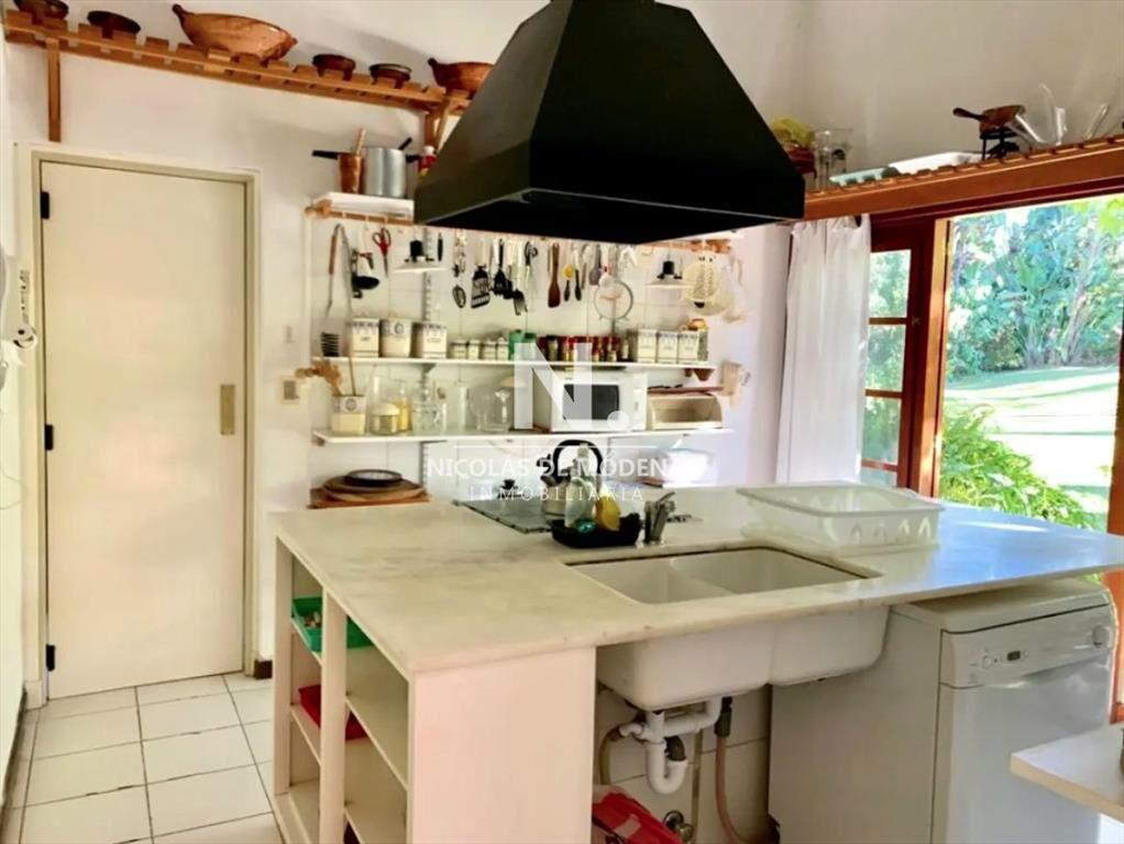 Chalet de 3 suites + dependencia en venta, Zona