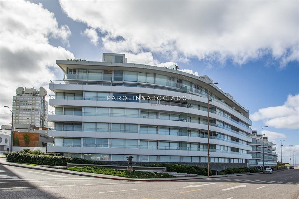 Apartamento en venta de 3 dormitorios en edificio