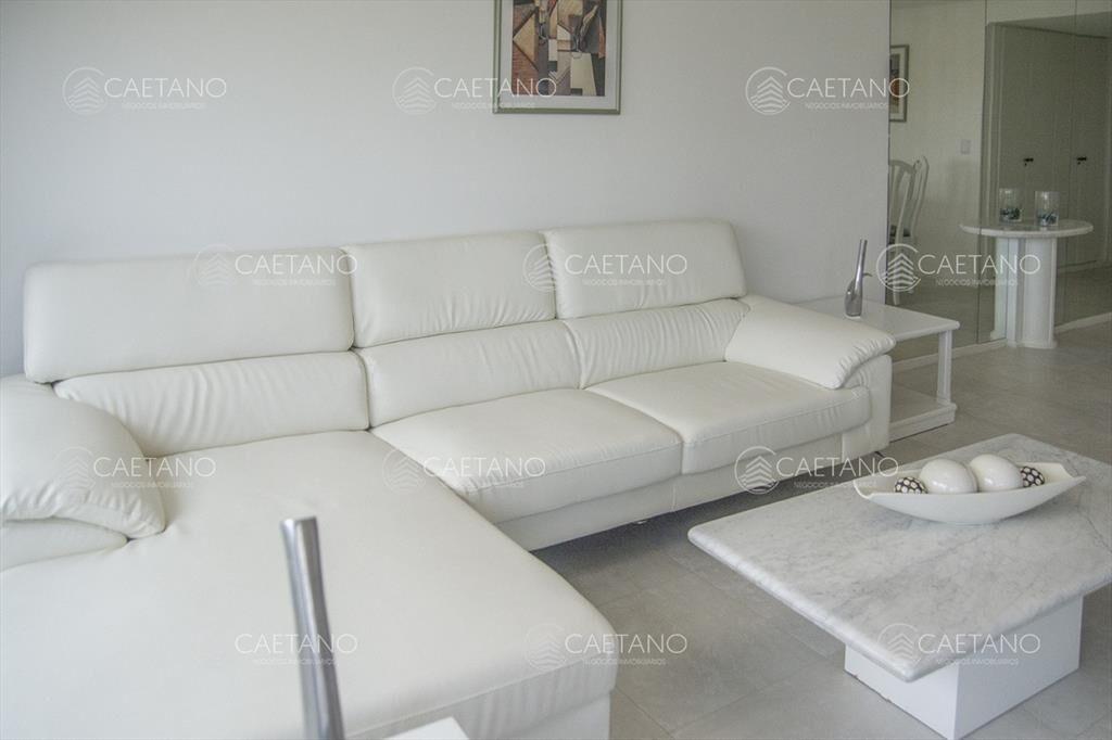Vende apartamento de 2 dormitorios y medio playa