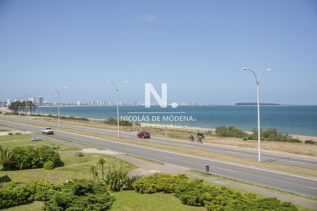 Espectacular departamento en Playa Mansa de 3 dormitorios f