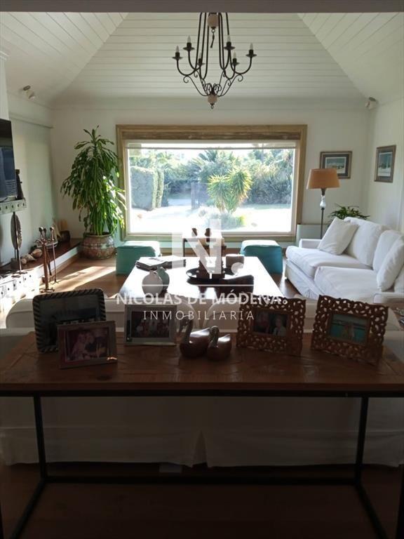 Vende casa de 8 dormitorios en Punta Ballena.