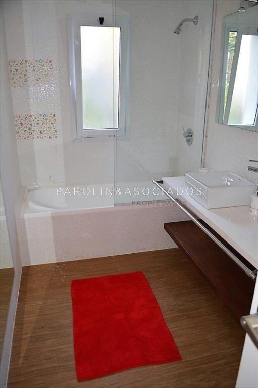 Casa en venta de 4 dormitorios a pasos de la del