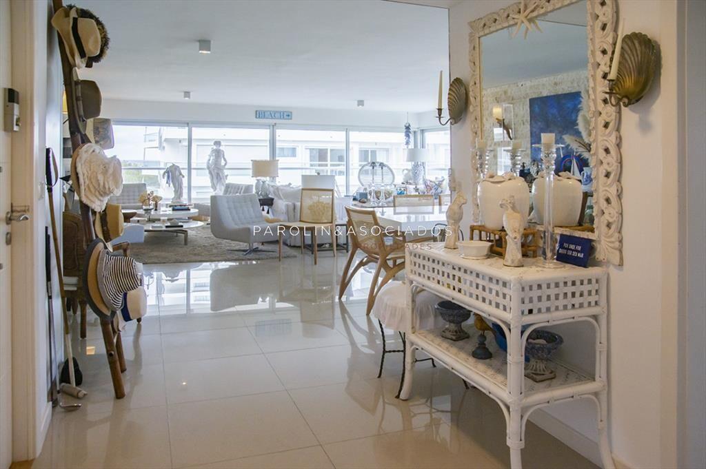 Vende espectacular apartamento en Brava de 3 dormitorios.