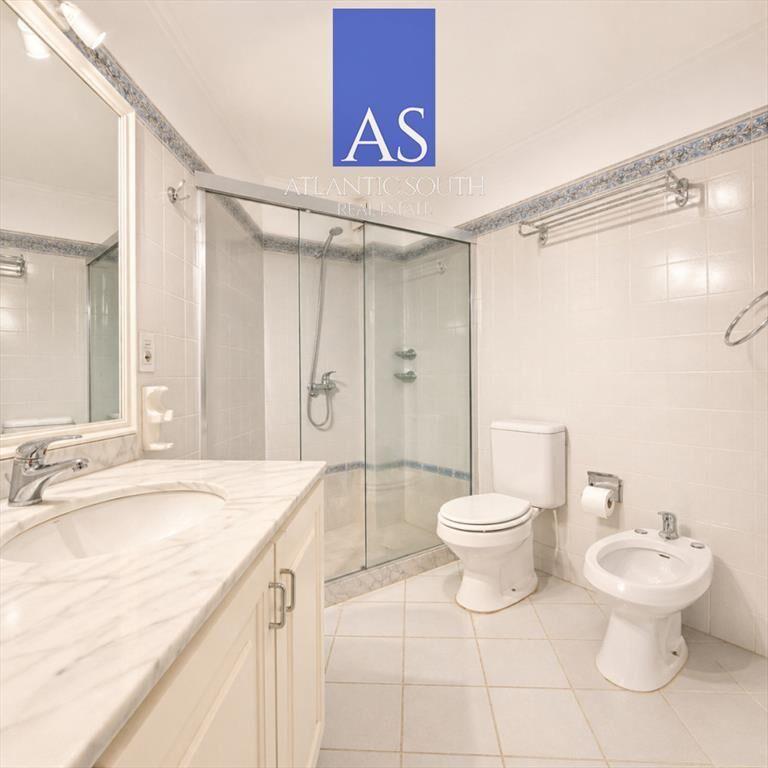 Apartamento de 3 Dormitorios con Vista Parcial al
