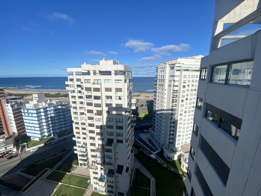 VENTA DE APARTAMENTO DE 3 DORMITORIOS EN PARQUEMAR CENTER F
