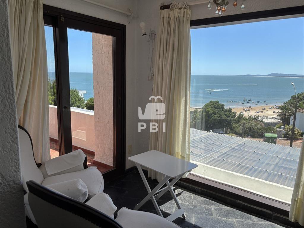 Casa en venta en Punta Ballena, con vista al mar.