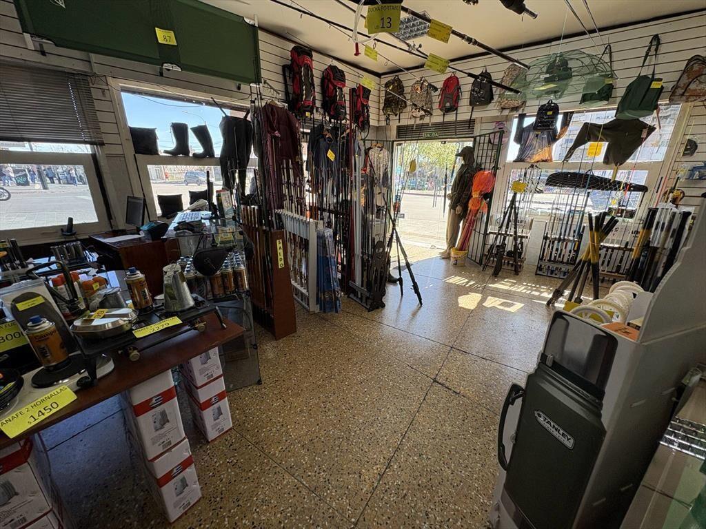 Venta de padron unico con tres locales comerciales CON RENTA