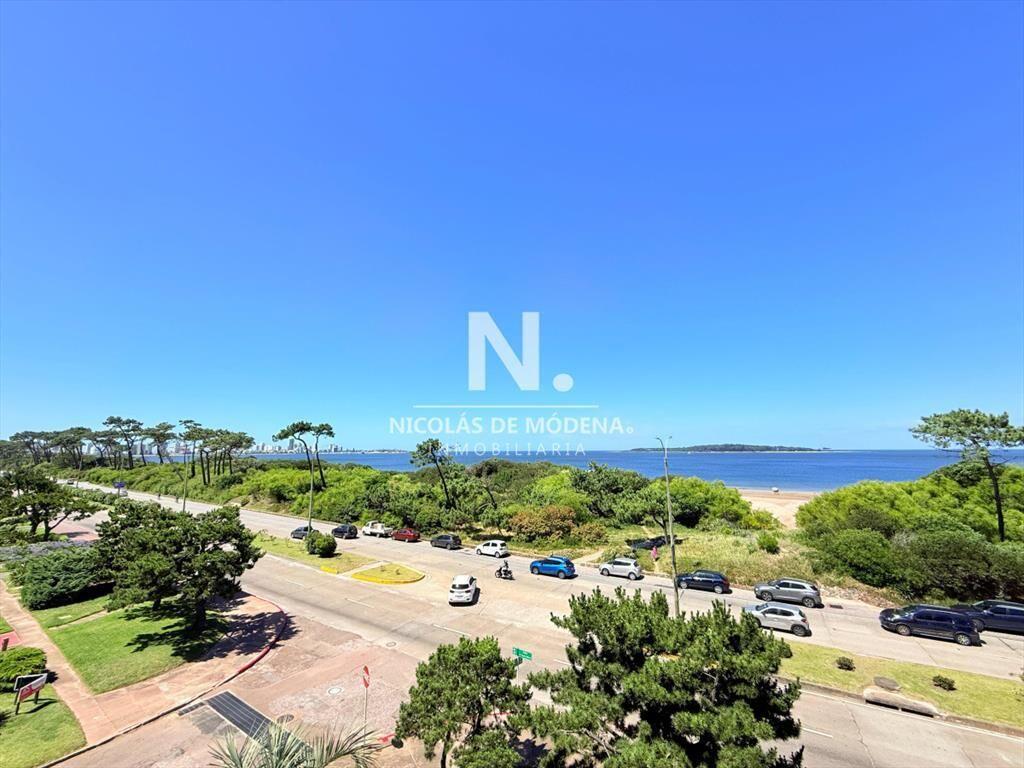 Apartamento con parrillero de 4 dormitorios al -